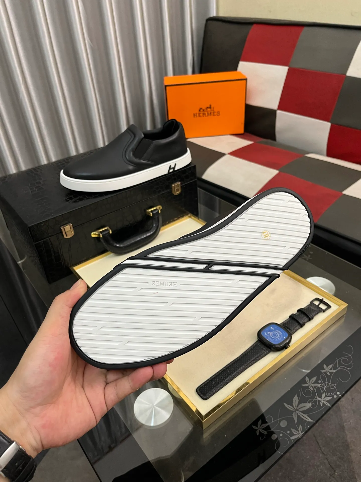 Men's Men's Shoes💰458⌚️⌚️HERMES/Hermès Hugo sneakers are casual men's shoes. These sneakers are made of imported first-layer cowhide leather and breathable mesh design. The contrasting color design creates a dynamic and modern shape. The front end of the toe is decorated with natural-color rubber inlays, making it novel and fashionable. The texture is incomparable, with cowhide lining and cowhide foot pads, the upper foot is comfortable and breathable, and the rubber sole is decorated with geometric patterns and iconic "H" details. A very personal one! Size: 38-44